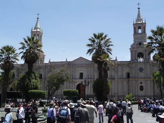 La Cathedral aus weißen vulkanischen Sillargestein erbaut 1844 nach dem der Vorgänger von 1629 nach einem Brand zerstört wurde.  Die Orgel aus Belgien ist die größte in Südamerika.