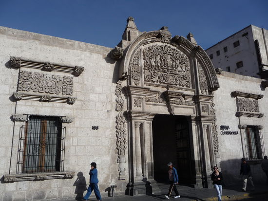Casa Tristan del Pozo - Das Kolonialhaus von 1738 mit seiner kunstvollen Fassade ist ein einzugartiges architektonisches Juwel und war lange Zeit Sitz des Erzbischofs. Heute ist es in Besitz einer Bank .