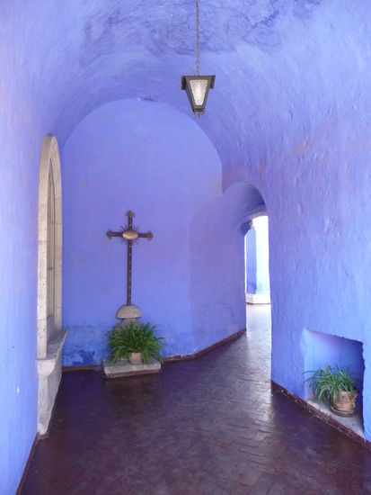 Innerhalb des Klosters von Santa Catalina ist alles sehr Farbenfroh hier mal in blau ...