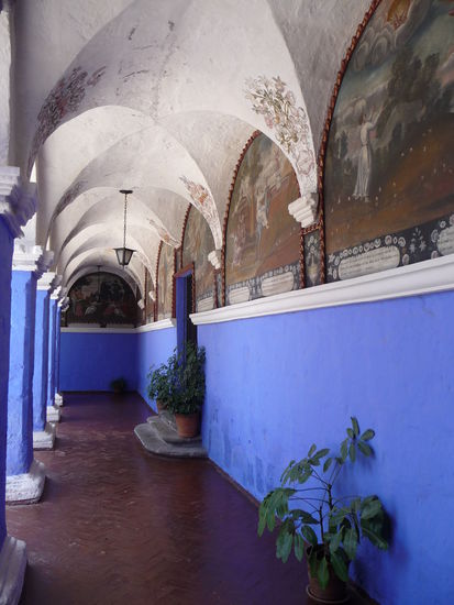 Einer von vielen Säulengängen im Kloster