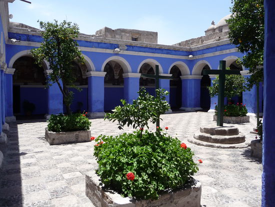 Einer von vielen Säulengängen im Kloster