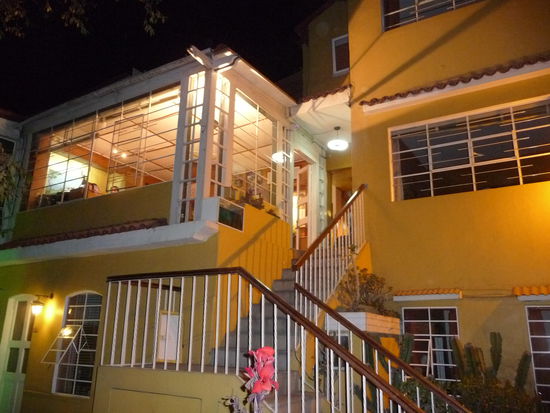 Mein Hotel lag ca. 1,5 Km vom Plaza de Armas entfernt und obwohl ich einen relativ guten Orientierungsinn habe und ich mich nur selten verlaufe ist es mir hier in Arequipa passiert das ich das Hotel verlassen habe ohne Namen des Hotels ,Telefonnummer und Adresse weil ich mir wie sonst auch sicher war wieder ohne Probleme zurück zu finden. Als ich am Nachmittag zurück wollte ins Hotel merkte ich das es doch nicht so einfach war und irgend wie alles gleich aussah so das ich 2 Stunden nur im Kreis gelaufen bin ohne Erfolg. Meine Rettung war das ich meine Digitalkamera dabei hatte wo Fotos vom Hotel drauf zu sehen waren die ich einen sehr netten Mitarbeiter der dortigen Tourismusinformation zeigte und dieser mit Hilfe seiner Kartei Im PC dann erkannte um welches Hotel es sich handelte. Ich hatte also nochmals großes Glück gehabt !!! Also in Zukunft nie ohne Adresse und Telefonnummer das Hotel verlassen. 