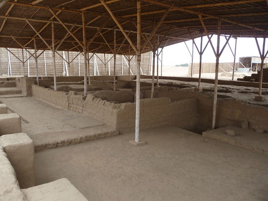 Ausgrabungen vor der Mondpyramide
