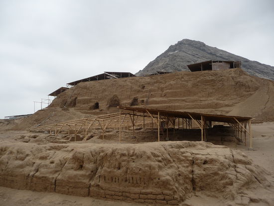 Ausgrabungen vor der Mondpyramide