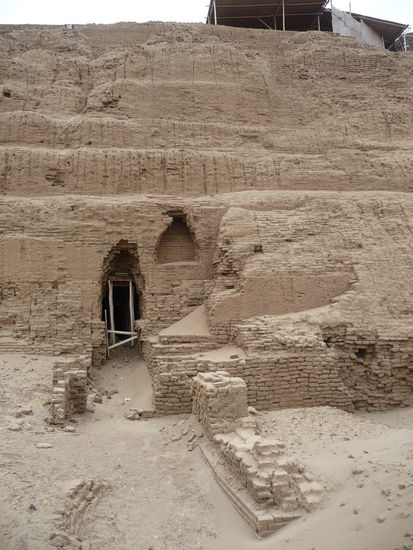 Äußere Seitenansicht der Mondpyramide