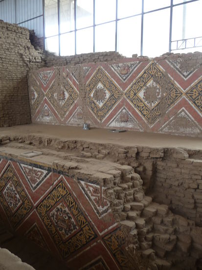 Wertvolle Reliefs und Malereien innerhalb der Mondpyramide