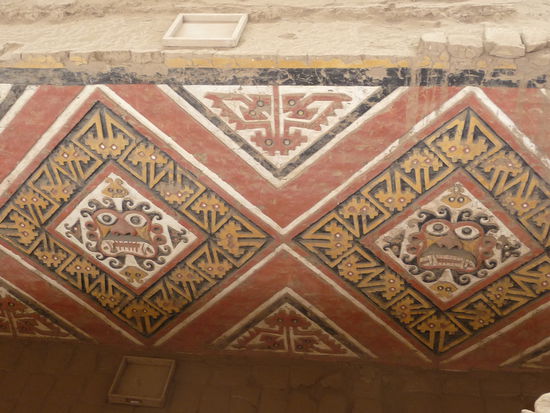 Wertvolle Reliefs und Malereien innerhalb der Mondpyramide