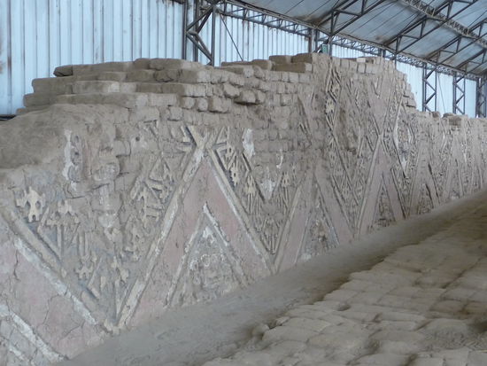 Wertvolle Reliefs und Malereien innerhalb der Mondpyramide