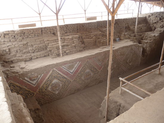 Wertvolle Reliefs und Malereien innerhalb der Mondpyramide
