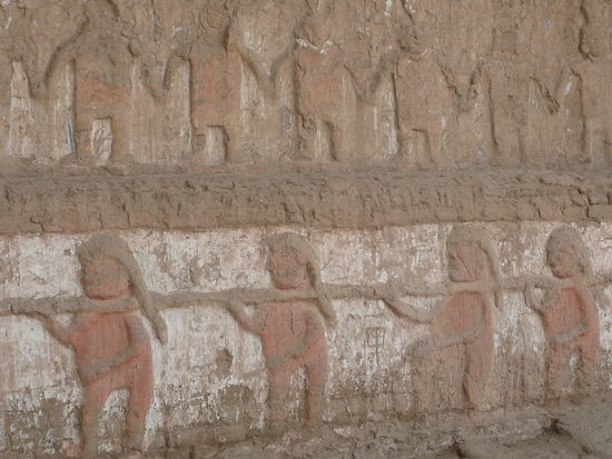 Viele kleine bunte Figuren der Mochica in der Mondpyramide