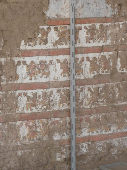 Viele kleine bunte Figuren der Mochica in der Mondpyramide