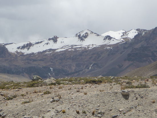 Schneebedeckte Gipfel in den Anden