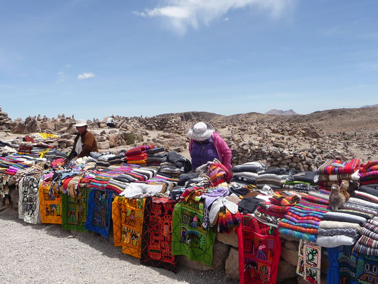 Überall im Hochland haben Frauen Tücher, Decken, Mützen,Pullover und andere Dinge aus Wolle im Angebot aber ich bin leider nicht auf der Suche nach solchen Artikeln.