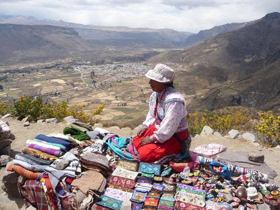 Auch hier wieder ein weiterer Stop in den Anden wo viel bunte Ware aus Wolle im Angebot ist.