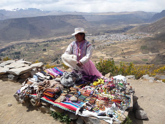 Auch hier wieder ein weiterer Stop in den Anden wo viel bunte Ware aus Wolle im Angebot ist.