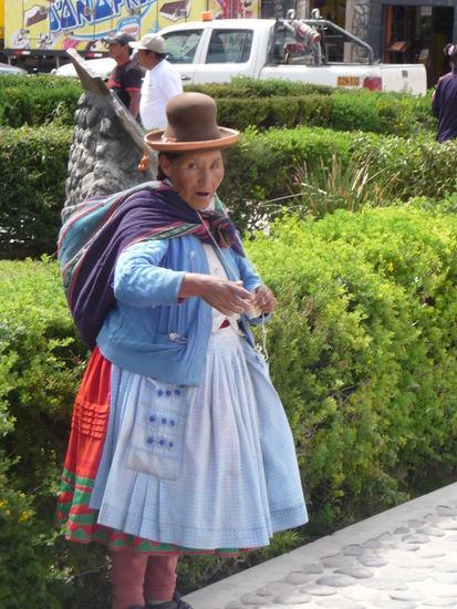Überall im Hochland sieht man die Nachfahren der Inkas die oftmals noch in Ihrer traditonellen Kleidung unterwegs sind