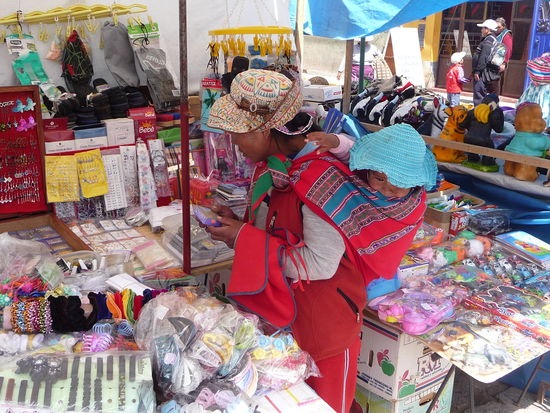 Mutter mit Kind auf dem Rücken