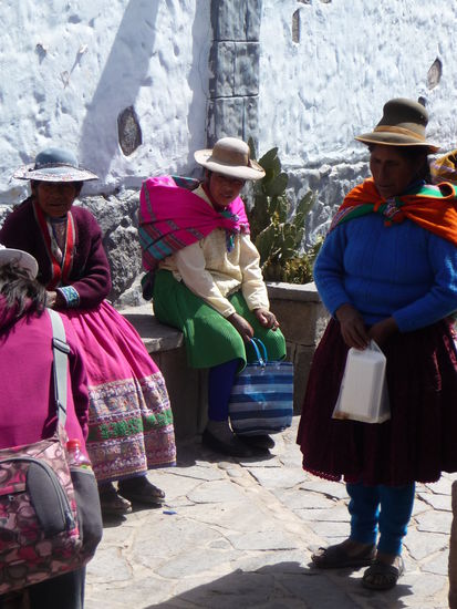 Überall im Hochland sieht man die Nachfahren der Inkas die oftmals noch in Ihrer traditonellen Kleidung unterwegs sind