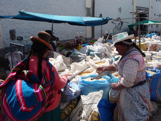 Frauen beim einkaufen auf dem Markt