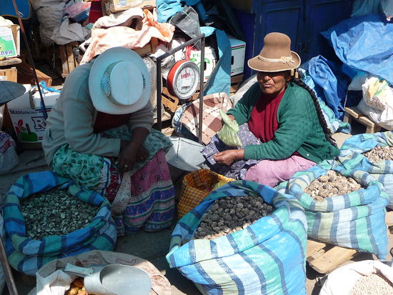 Frauen beim einkaufen auf dem Markt