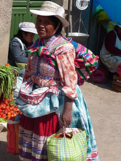 Überall im Hochland sieht man die Nachfahren der Inkas die oftmals noch in Ihrer traditonellen Kleidung unterwegs sind