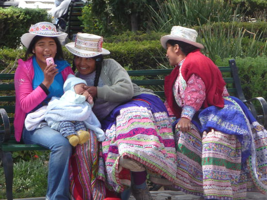 Auch im Hochland mögen es einige Frauen schon etwas moderner hier mit Handy in der Hand.