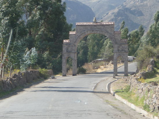 Das Tor ist Eingang zum Dorf wo ich übernachten werde