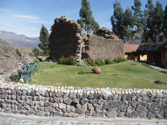 Alte Hütte der Inkas am Eingang des Hotels