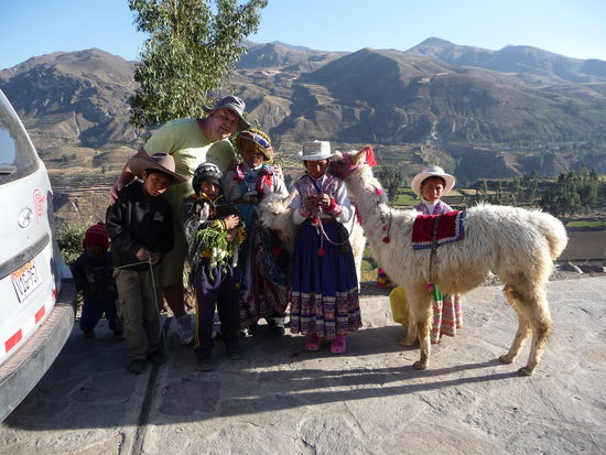 Ich mit Inkafamilie und Lama