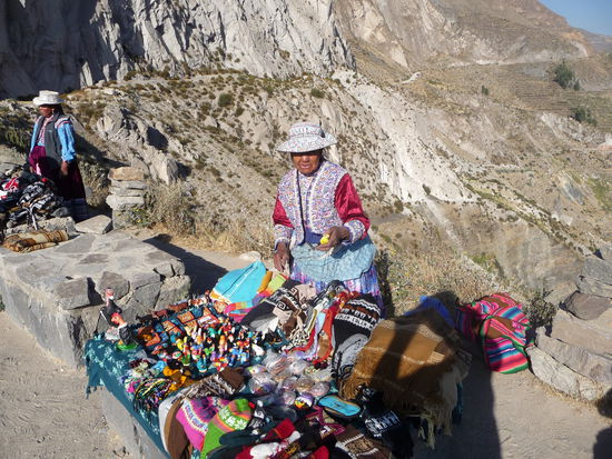 Auch hier wieder Stände mit Waren aller Art aber vor allem Bekleidung