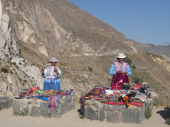Auch hier wieder Stände mit Waren aller Art aber vor allem Bekleidung