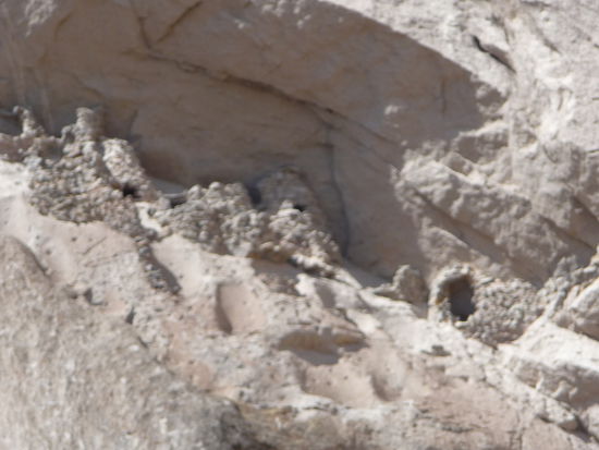 Uralte Gräber der Inkas in den Berghängen der Anden