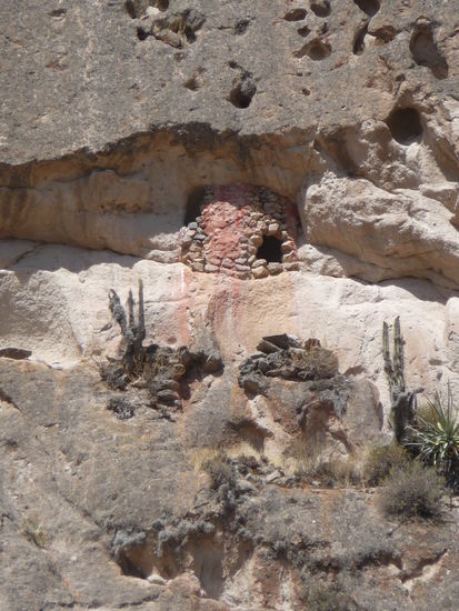 Uralte Gräber der Inkas in den Berghängen der Anden