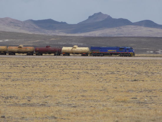 Zug unterwegs in den Anden auf über 4000 m Höhe