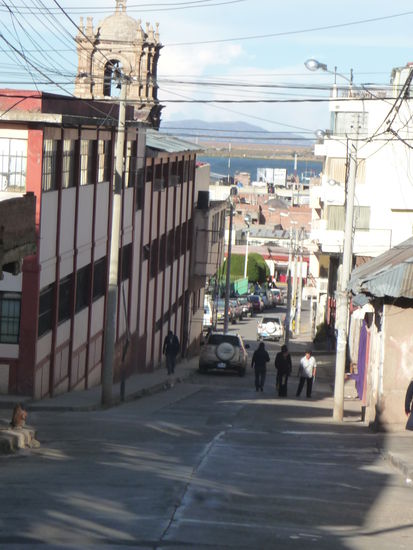 Puno mit Blick auf Kathedrale und See im Hintergrund