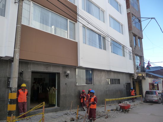 Eingang vom Hotel noch eine Baustelle