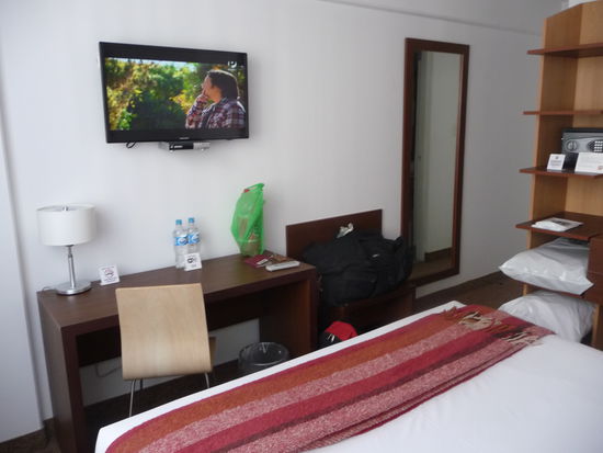 Mein nagelneues Zimmer mit Flachbild TV - Mann konnte noch die frische Farbe riechen von den Malerarbeiten.