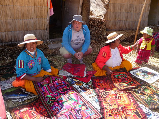 Ich mit 2 großen und einer kleinen Uros Dame und vielen bunten Tüchern.