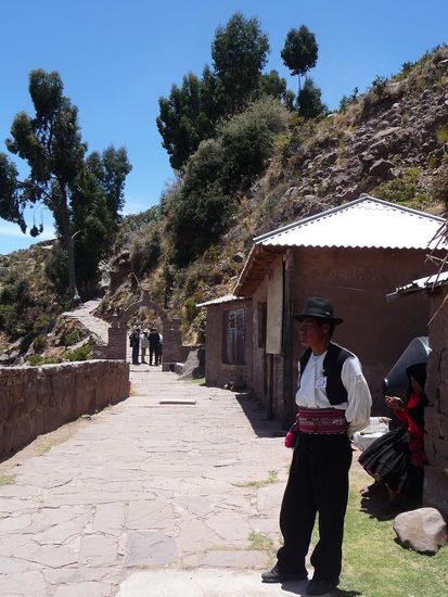 Angekommen auf der Insel Taquile. Die Insel der " strickenden " Männer ist neben den Uros sicher das beliebteste Ziel auf dem Titicaca See und wird jeden Monat von Tausenden Reisenden besucht. Die Textilkunst wo für die Insel bekannt ist gehört zum immateriellen Erbe der Menscheit und wurde in die Unesco Liste auf genommen.