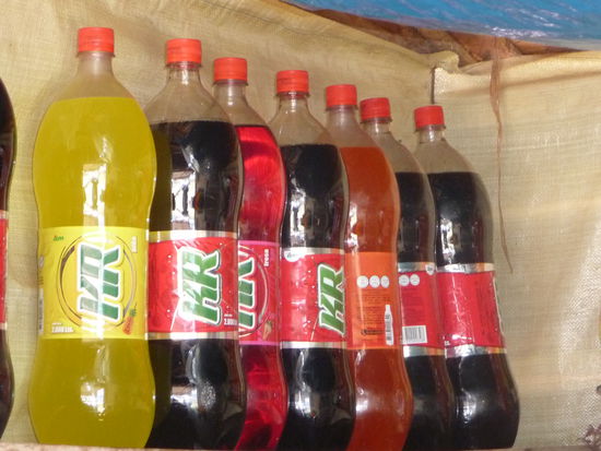 Kiosk mit lecker Getränken inkls. viel Zucker ...da habe ich doch gleich mal zugegriffen wobei der Preis von 8 Sol = 2,30 Euro für 2 Liter Cola doch ungewöhnlich teuer waren aber so ist das halt auf Inseln !!
