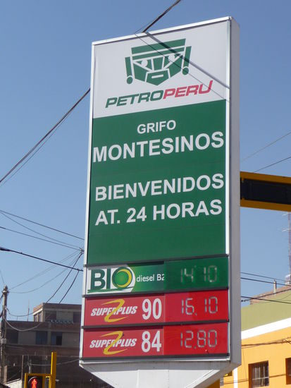 Bio Diesel - 14,10 Sol = 4 Euro für 1 Gallone ( 4,5 Liter )
Super Plus 90 - 16,10 Sol = 4,70 Euro für 1 Gallone
Super Plus 84 - 12,80 Sol = 3,50 Euro für 1 Gallone
Stand Oktober 23012 !!
