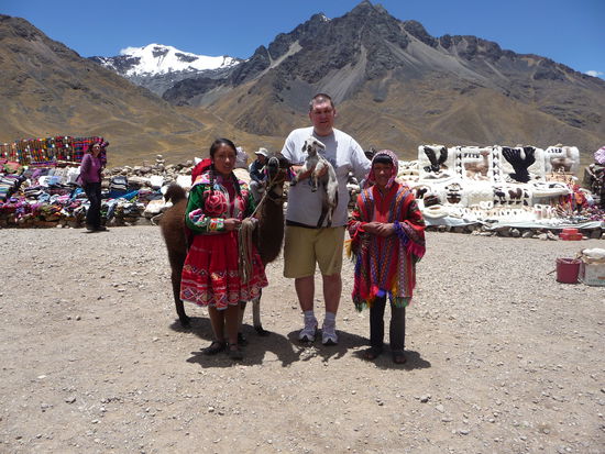 Ich mit Jungen Frauen im Hochland einen großen Lama und einen kleinen weißen Lamababy im Arm