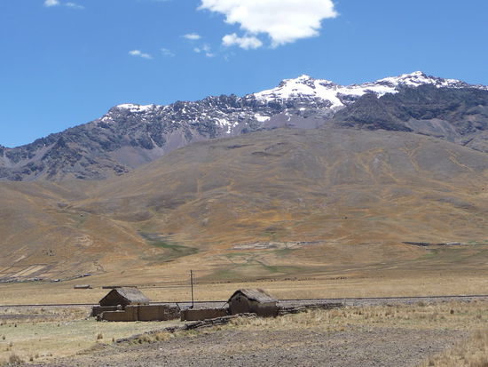 Schneebedeckte Berge in den Anden von Peru