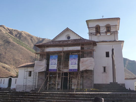 Kurz vor Cuzco schaute ich mir noch die Jesuitenkirche von Andahuaylillas an die man auch als Sixtinische Kapelle der Anden bezeichnet. Die barocke Kirche aus dem 17. Jh. ist reich mit zum Teil vergoldeten Altären,Schnitzereien,Bilder und Fresken ausgestattet und es ist eine Augenweide durch das kleine Gotteshaus zu schlendern. Leider ist auch hier strenges Fotografierverbot und ich kann wie so oft nicht so wie ich gerne möchte weil überall Aufseher sind !!