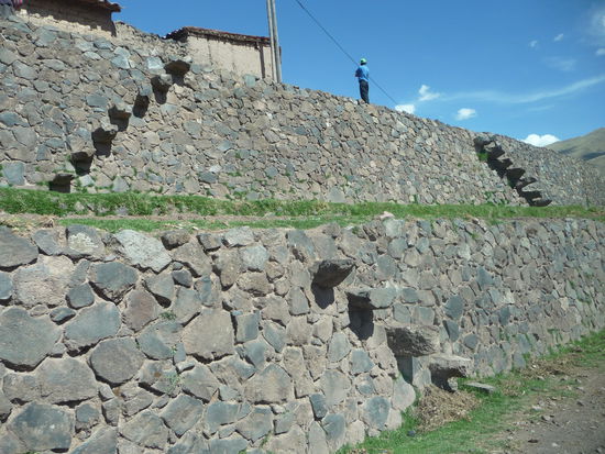 Ankunft im Dorf Raqchi entlang der großen Umfassungsmauer der Inka