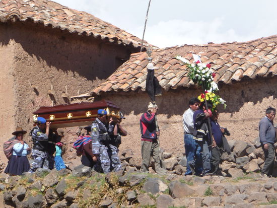 Hier wird gerade ein Verstorbener von Dorfbewohnern zur letzten Ruhestätte getragen