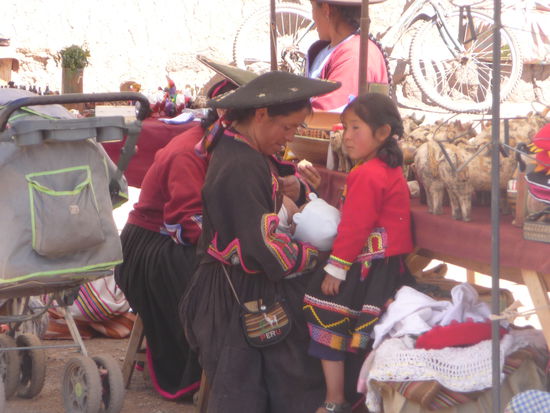 An Ständen wird verschiedenes Kunsthandwerk angeboten für die Raqchi bekannt ist. Sehenswert auch die typische Kleidung der Dorfbewohner.