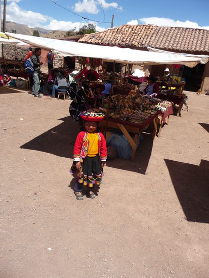 Auch dieses kleine süße Mädchen weiß schon wie sie Ihre typische Kleidung in Szene setzt.