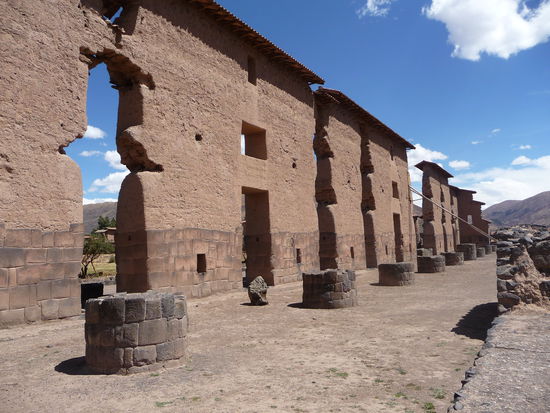 Zentrale Mauer des Wiracocha Tempels in Raqchi