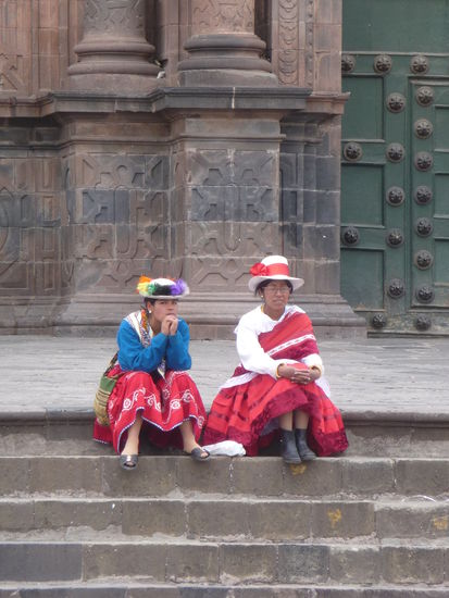 Junge Frauen ruhen sich auf den Stufen der Kathedrale aus